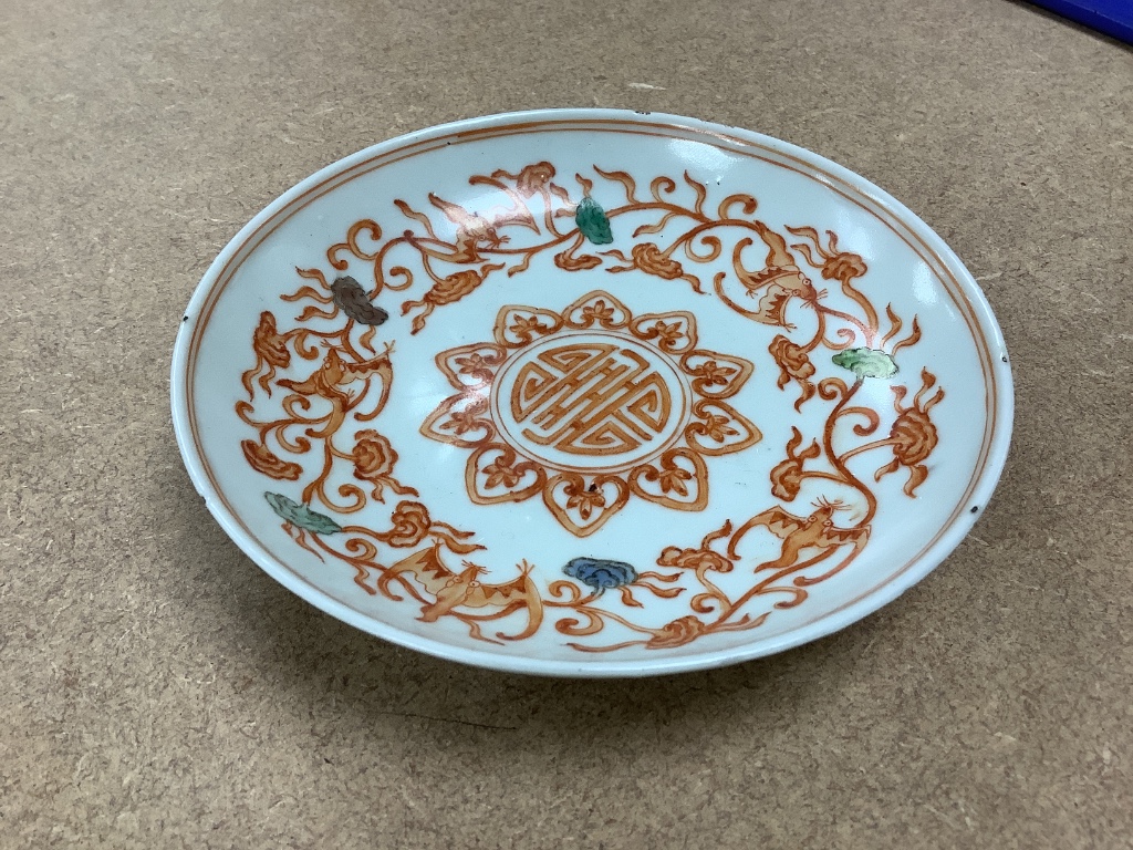 A Chinese enamelled porcelain 'bats and lingzhi' saucer dish, diameter 13.5cm